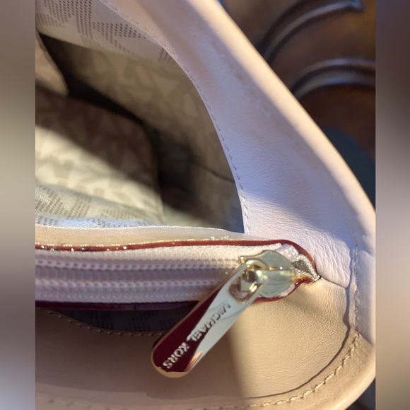 Michael Kors Jet Set Travel - Picture 12 of 16